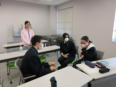 県立女子大学学生チューターのサポートを受けながら英語の活動をする塾生の様子