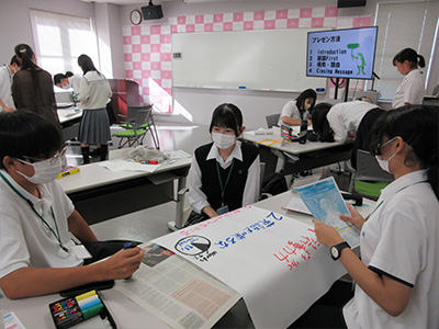 振り返りの内容をまとめたポスターを作成する様子