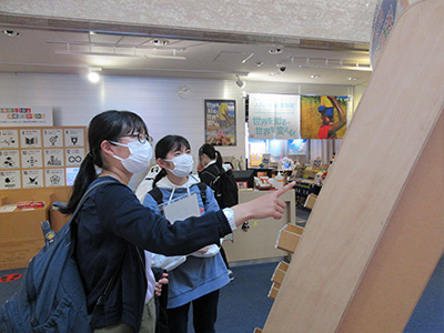 ここに画像を入れます
JICA地球ひろばの展示を見学する塾生