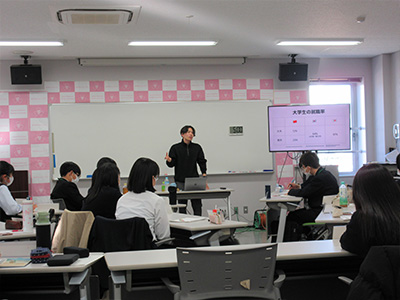 講義「17歳で知っておきたかった賢くなるための3つの考え方」を受講する塾生