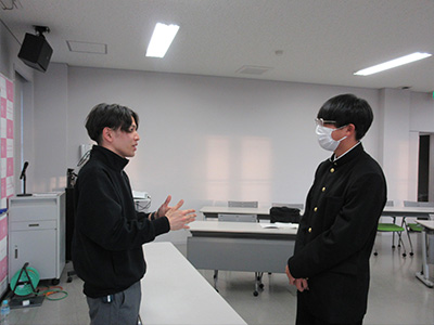 塾生からの質問に答える富岡氏