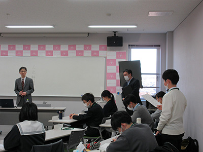 塩澤塾長に質問をする塾生