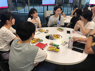 (11)NTU(南洋工科大学)の学生との英語での交流風景