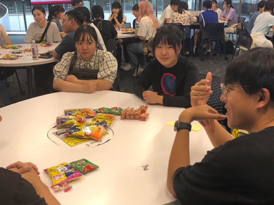 (11)NTU(南洋工科大学)の学生との英語での交流風景