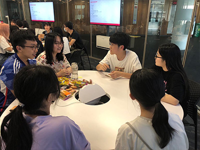 (11)NTU(南洋工科大学)の学生との英語での交流風景