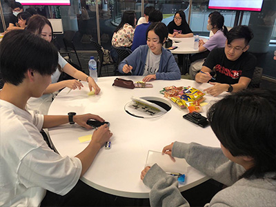 (11)NTU(南洋工科大学)の学生との英語での交流風景