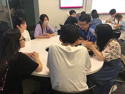 (11)NTU(南洋工科大学)の学生との英語での交流風景