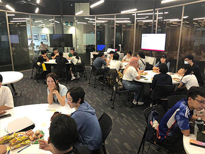 (11)NTU(南洋工科大学)の学生との英語での交流風景