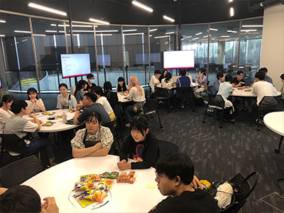 (11)NTU(南洋工科大学)の学生との英語での交流風景
