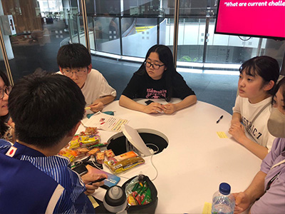 (11)NTU(南洋工科大学)の学生との英語での交流風景
