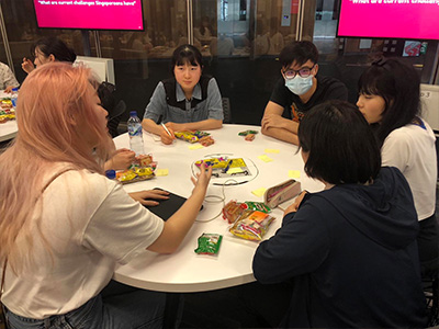(11)NTU(南洋工科大学)の学生との英語での交流風景