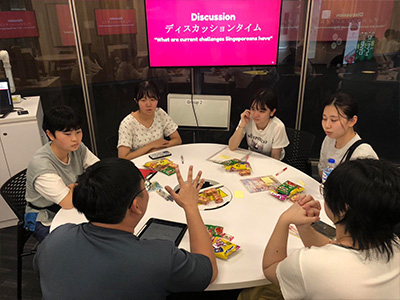 (11)NTU(南洋工科大学)の学生との英語での交流風景