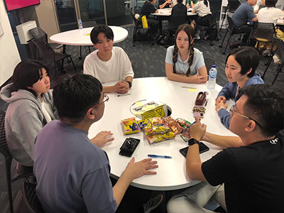 (11)NTU(南洋工科大学)の学生との英語での交流風景