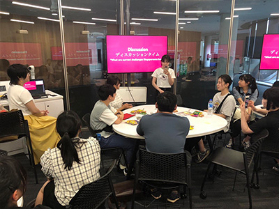 (11)NTU(南洋工科大学)の学生との英語での交流風景