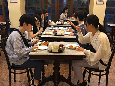 (6)朝食風景です