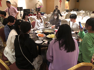 (5)レストランで夕食です