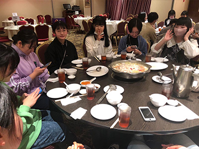(5)レストランで夕食です