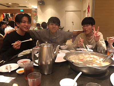 (5)レストランで夕食です