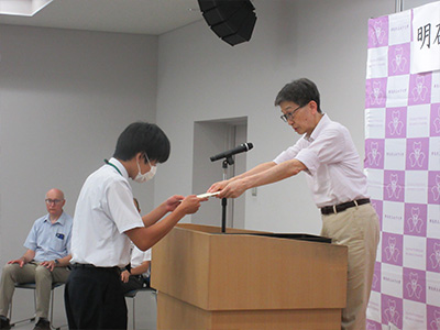 塩澤塾長から一人一人に入塾許可書を授与