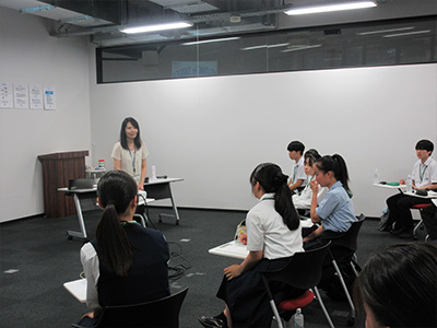 会社概要説明を聞く様子