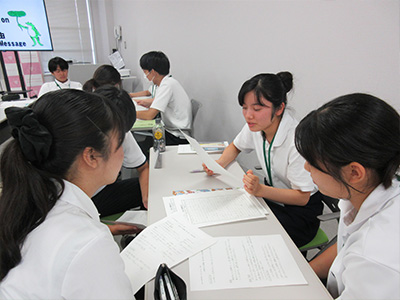 学んだこと、気付いたことについて発表し合う様子