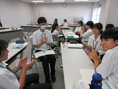 学んだこと、気付いたことについて発表し合う様子